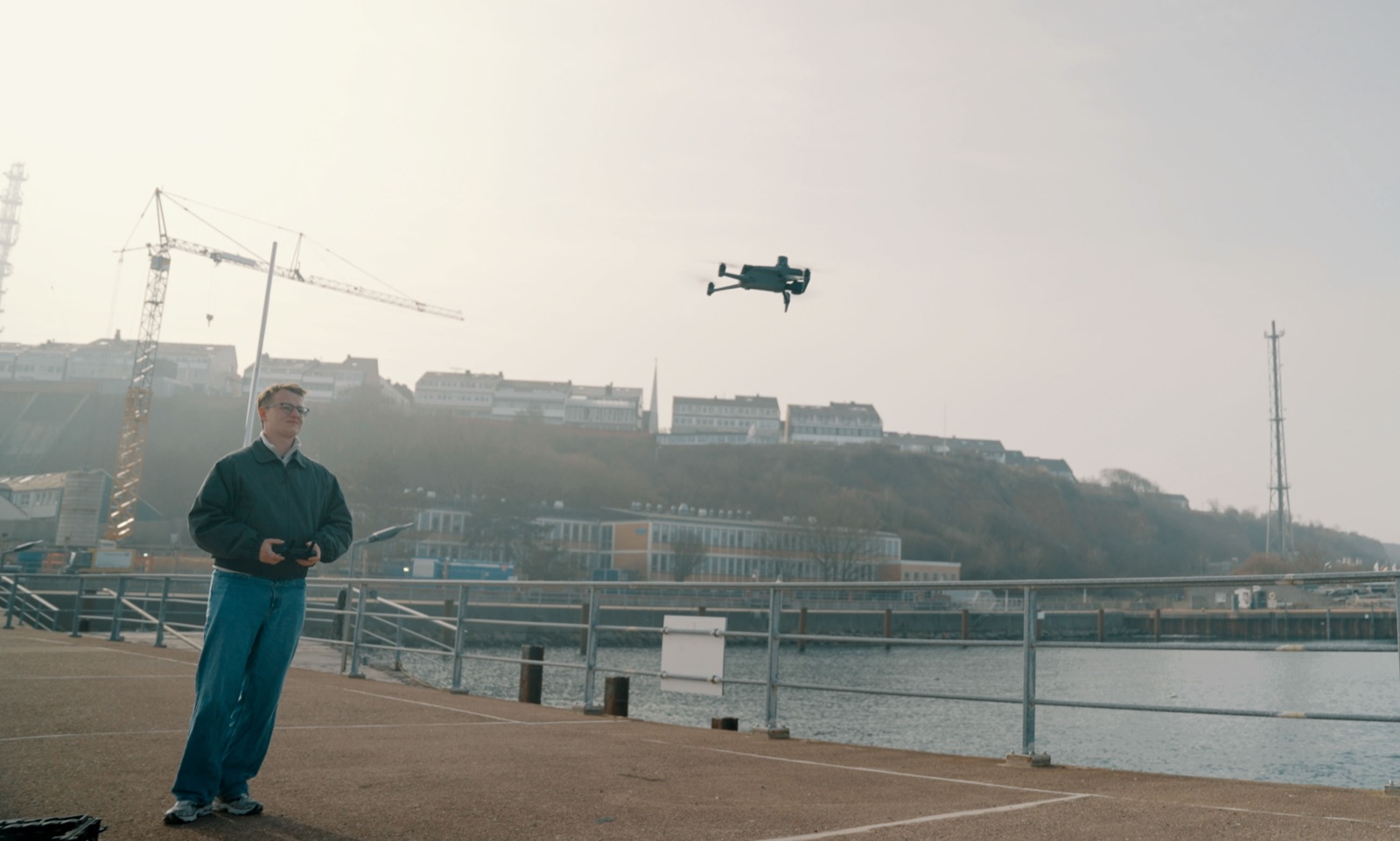 Drone Operator im Hafen von Helgoland
