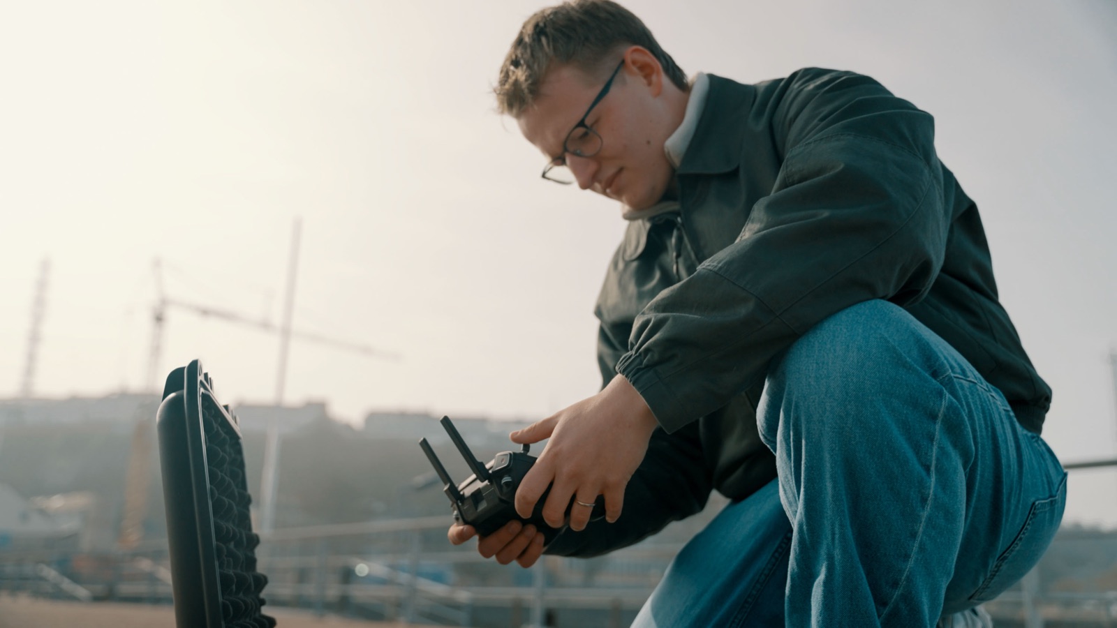 Jakob Martens beim Drohnenflug auf Helgoland
