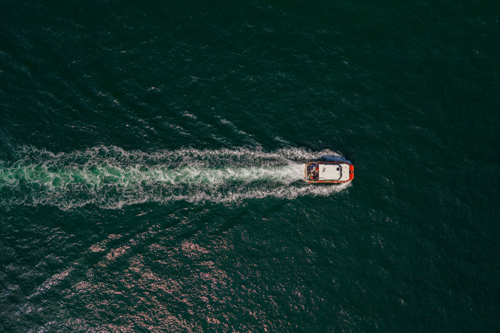 Boot mit Kielwasser aus der Top-Down-Perspektive