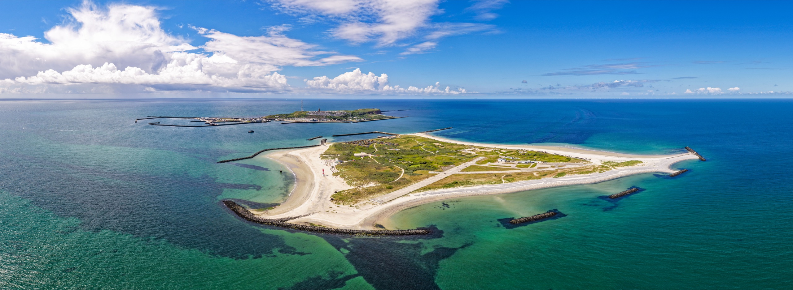 Luftpanorama der Helgoländer Düne mit Strand und Leuchtturm