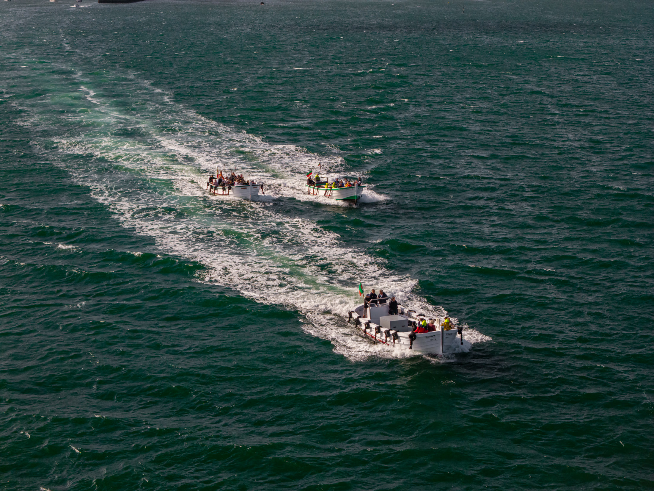Börteboote in Fahrt auf der Nordsee vor Helgoland aus der Luft
