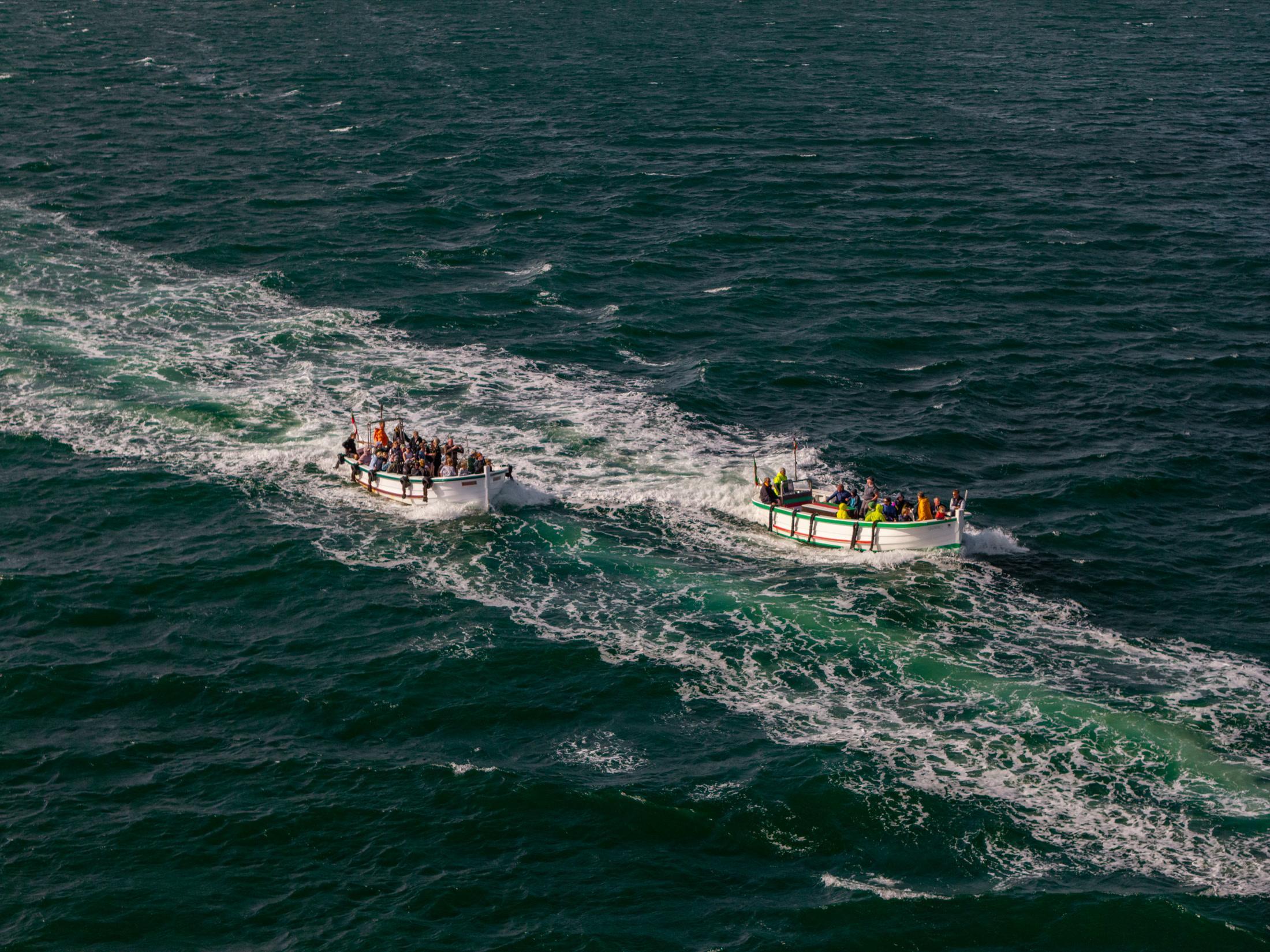 Zwei Börteboote mit Passagieren auf der Nordsee vor Helgoland aus der Luft