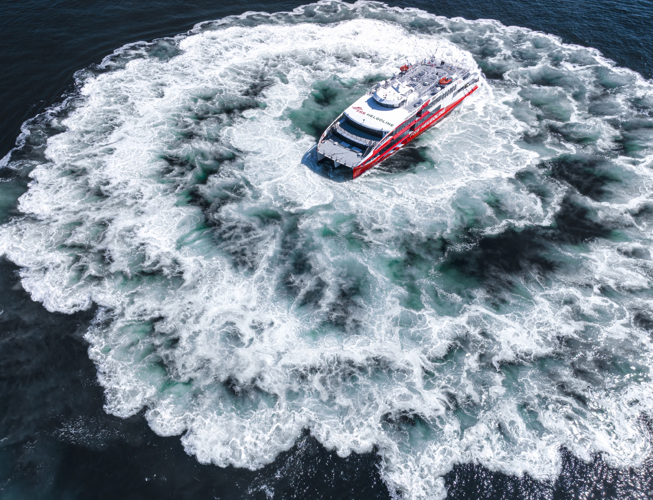 Schiff im Kielwasser vor Helgoland