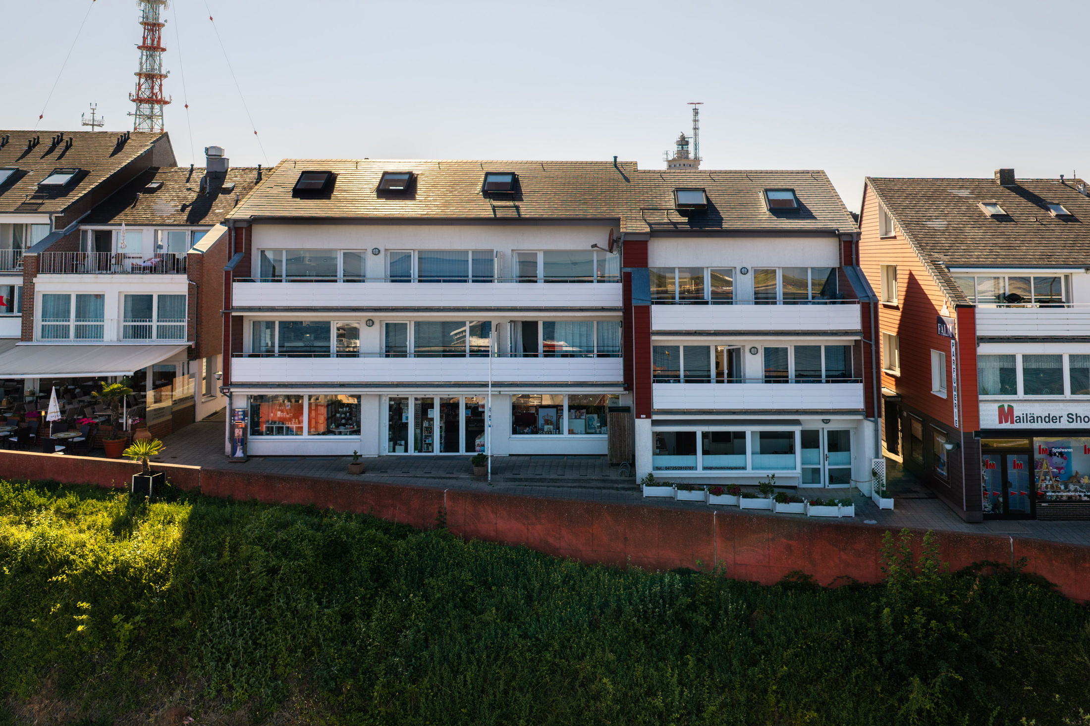 Haus Hohenfels an der Promenade von Helgoland im Abendlicht