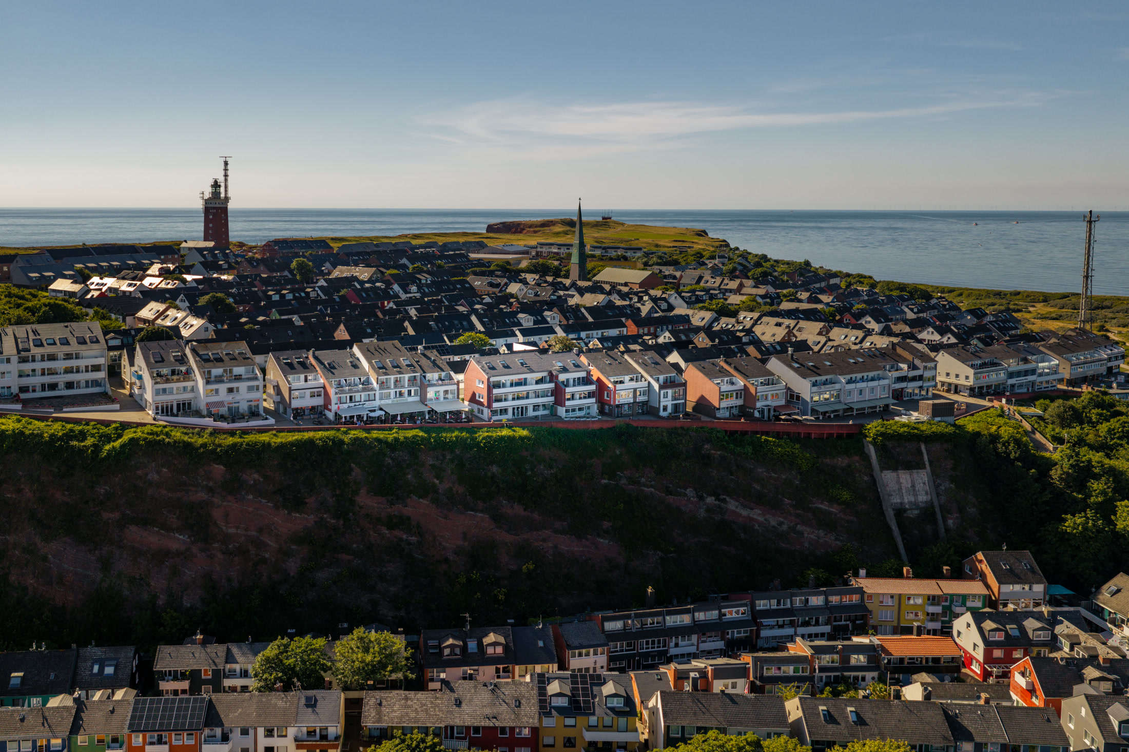 Helgoland im Abendlicht aus der Luft mit Leuchtturm und Kirche