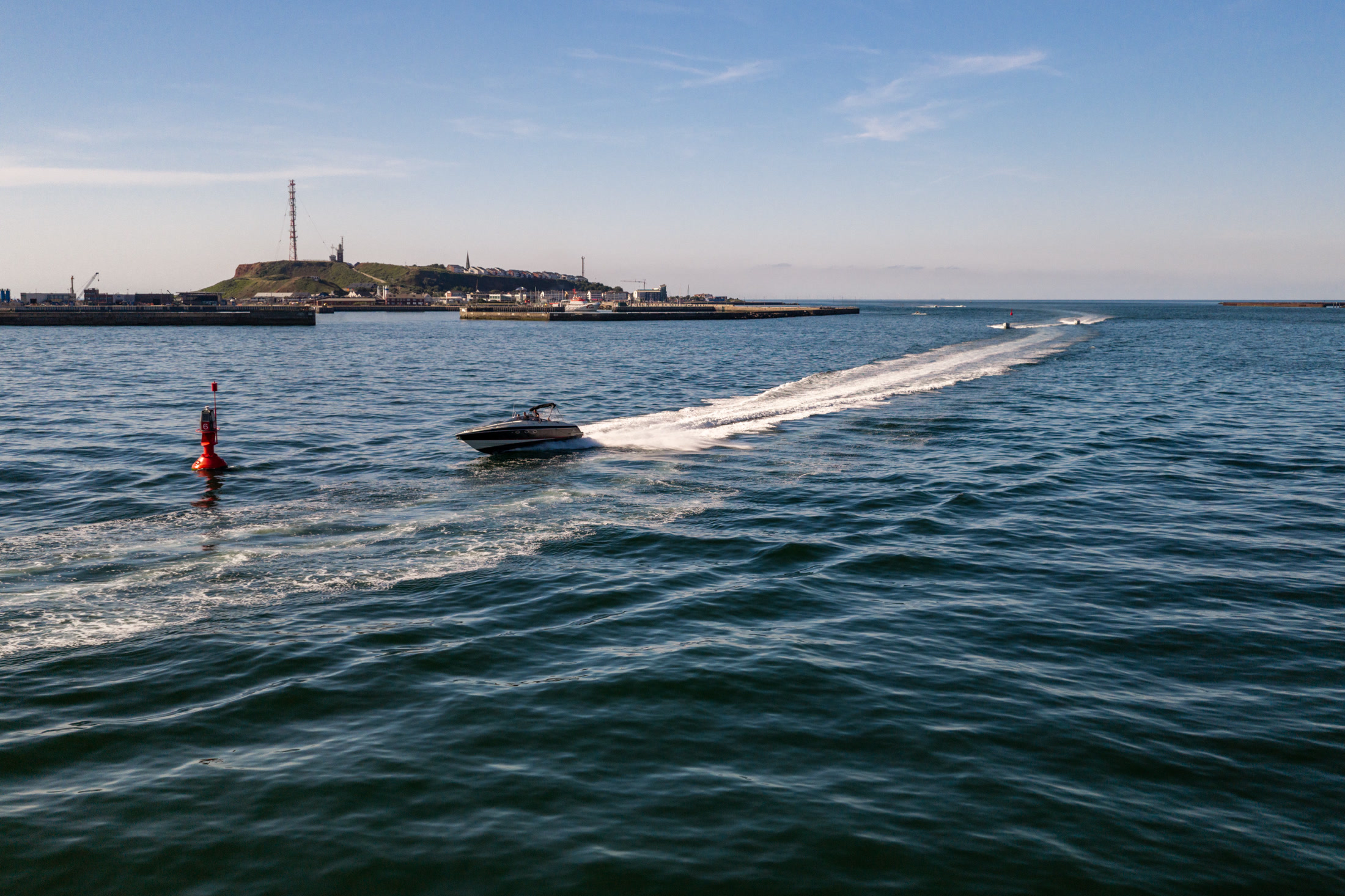Schnellboot mit Kielwasser vor Helgoland aus der Luft