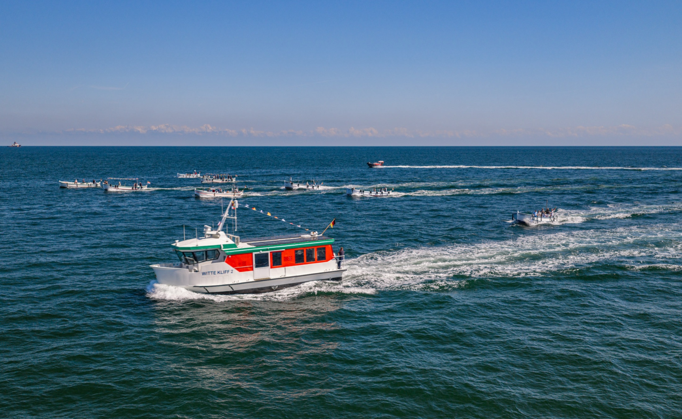 Die Witte Kliff 2 mit Begleitkorso auf offener See vor Helgoland aus der Luft